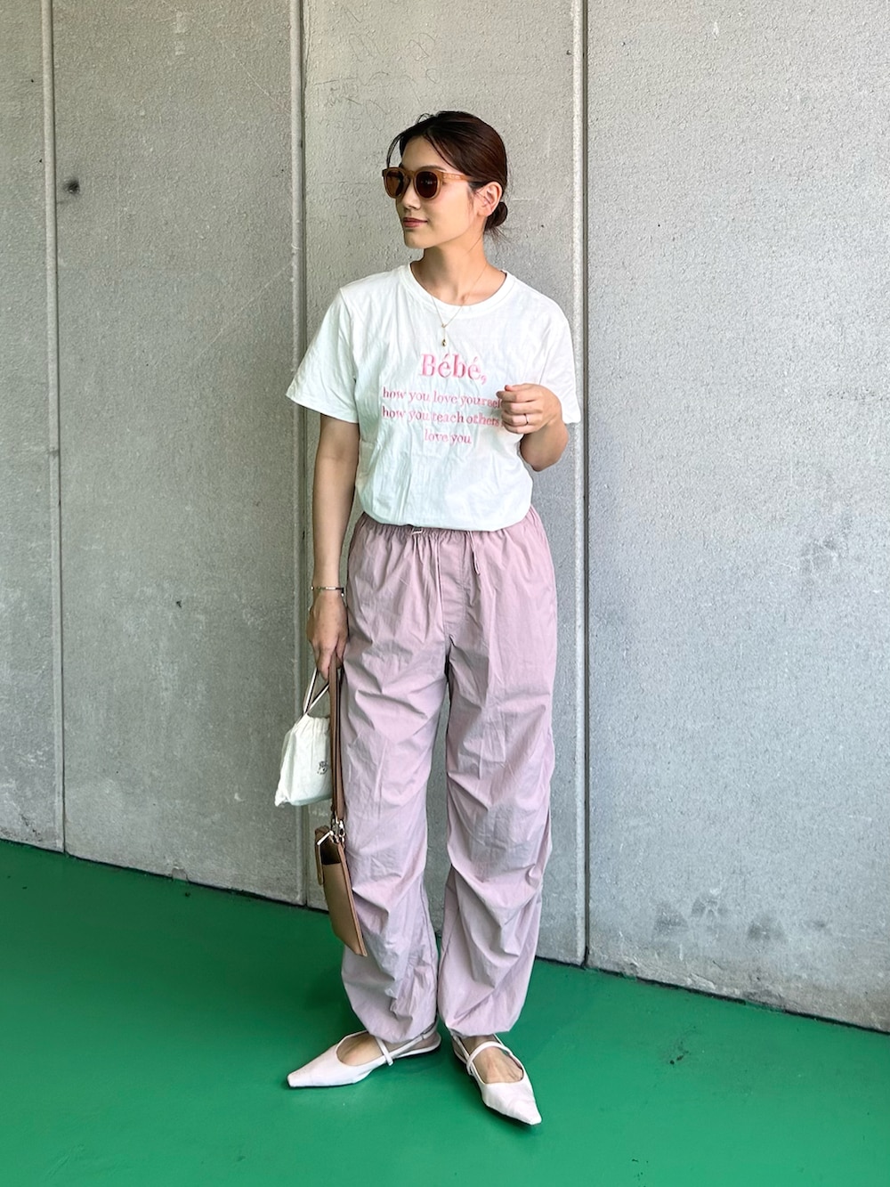 「夏コーデ、プチプラ、サングラス、メガネ女子、淡色コーデ、韓国ファッション、スポーツミックス、ピンク、夏だ！Tシャツ着よう！、ロゴT、きれいめカジュアル、ショルダーバッグ、お出かけコーデ、シンプルコーデ、ラフ」｜「MANGROVEのBebeロゴ刺繍Ｔシャツ（Tシャツ/カットソー、ホワイト系）」を使った、𝚔𝚘𝚌𝚘𝚊さん（レディース・160cm）の夏コーディネートの2枚目の写真