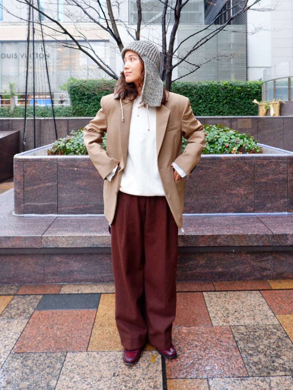 グリーン系のテーラードジャケット、ブラウン系のその他パンツ、レッド系のローファーを着用したレディースの冬コーディネートの2枚目の写真