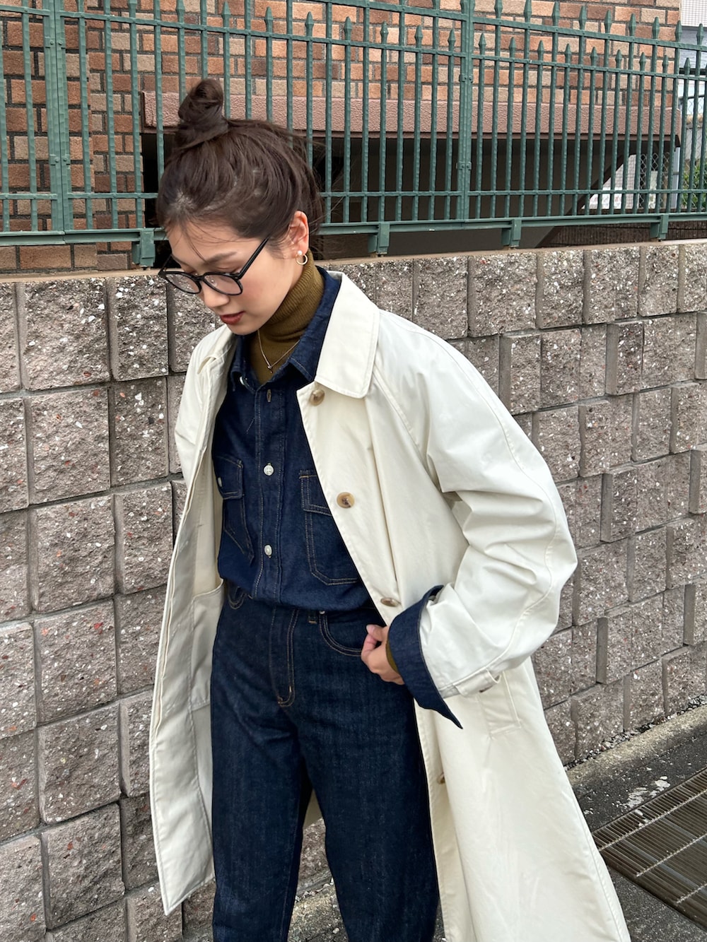 「ファッションを楽しもう、お出かけコーデ、デニム、コート、メガネ女子、スクエアトゥ、フラットシューズ、ハンドバッグ、きれいめカジュアル、冬コーデ、レイヤードスタイル、タートルネック、プチプラ、シャツスタイル、ステンカラーコート」｜「JINSのアイテム（メガネ、ブラック系）」を使った、𝚔𝚘𝚌𝚘𝚊さん（レディース・160cm）の秋コーディネートの4枚目の写真