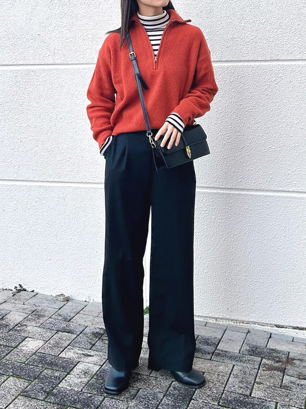 「新星WEARISTAにエントリー、今日のコスメと服、大人カジュアル、きれいめカジュアル、ショルダーバッグ、ハーフジップ、オレンジ、スラックス、ボーダー、タートルネック、レイヤードスタイル、カラーレンズ、メガネ女子、ブーツ、プチプラ」｜「UNIQLOのアイテム（ニット/セーター、オレンジ系）」を使った、𝚔𝚘𝚌𝚘𝚊さん（レディース・160cm）の冬コーディネートの3枚目の写真