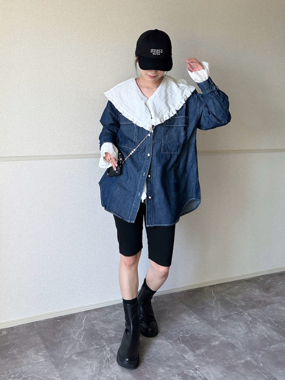 ブルー系のシャツ/ブラウス、ブラック系のブーツ、ホワイト系のシャツ/ブラウスを着用したレディースの春コーディネートの2枚目の写真