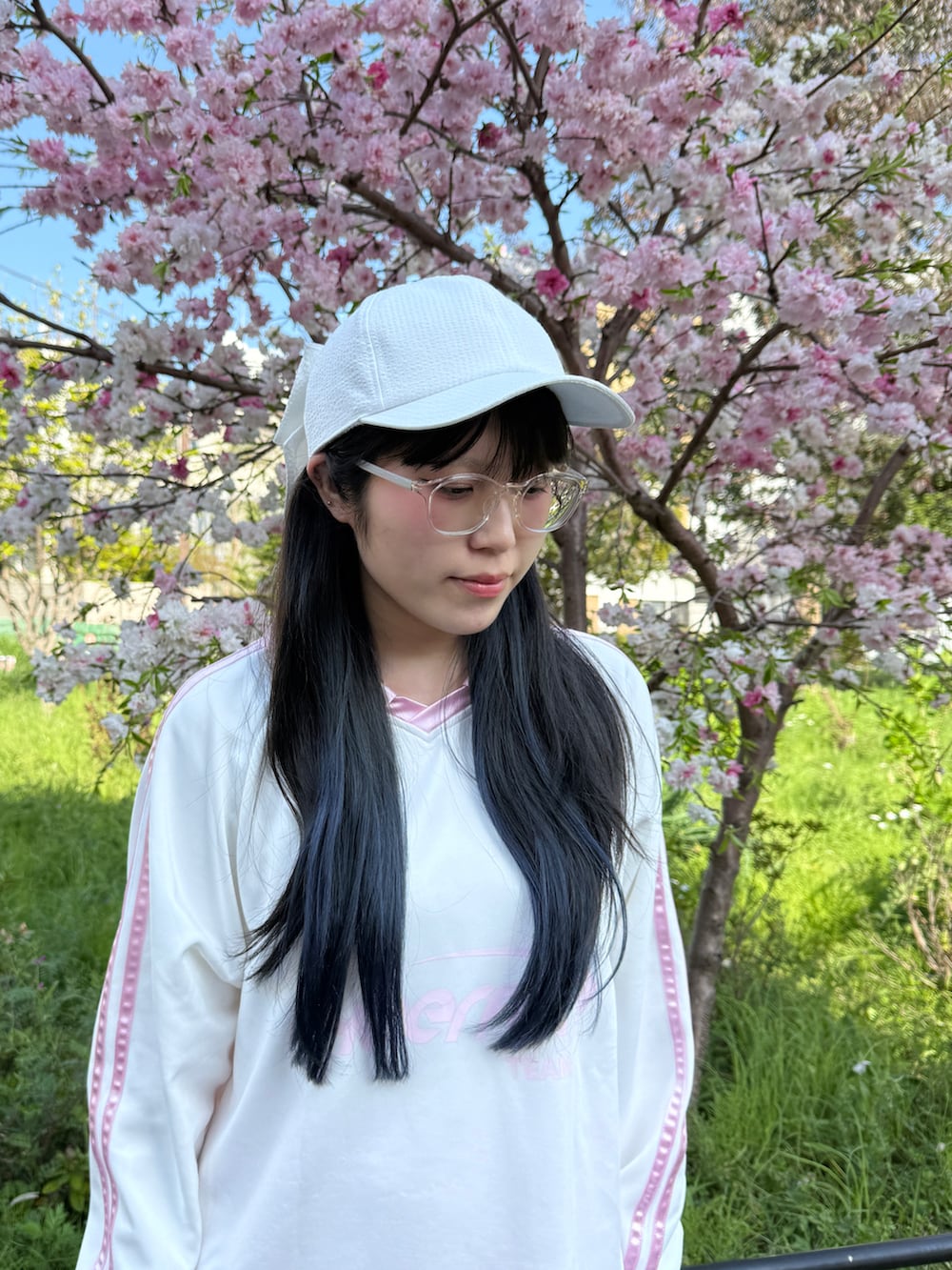 「春めき満開コーデ、春色、キャップ、帽子、kaorinomori、カジュアルガーリー、ラクチンコーデ、ゲームシャツ、ピンク、ピンクコーデ、リボン、ニットスカート、スポーツミックス、春服コーデ、春服みてみて」｜「crocsのクロックス ストンプ スタッフド アニマル クロッグ / crocs Stomp Stuffed Animal Clog（サンダル、ホワイト系）」を使った、Marshaさん（レディース・156cm）の春コーディネートの2枚目の写真