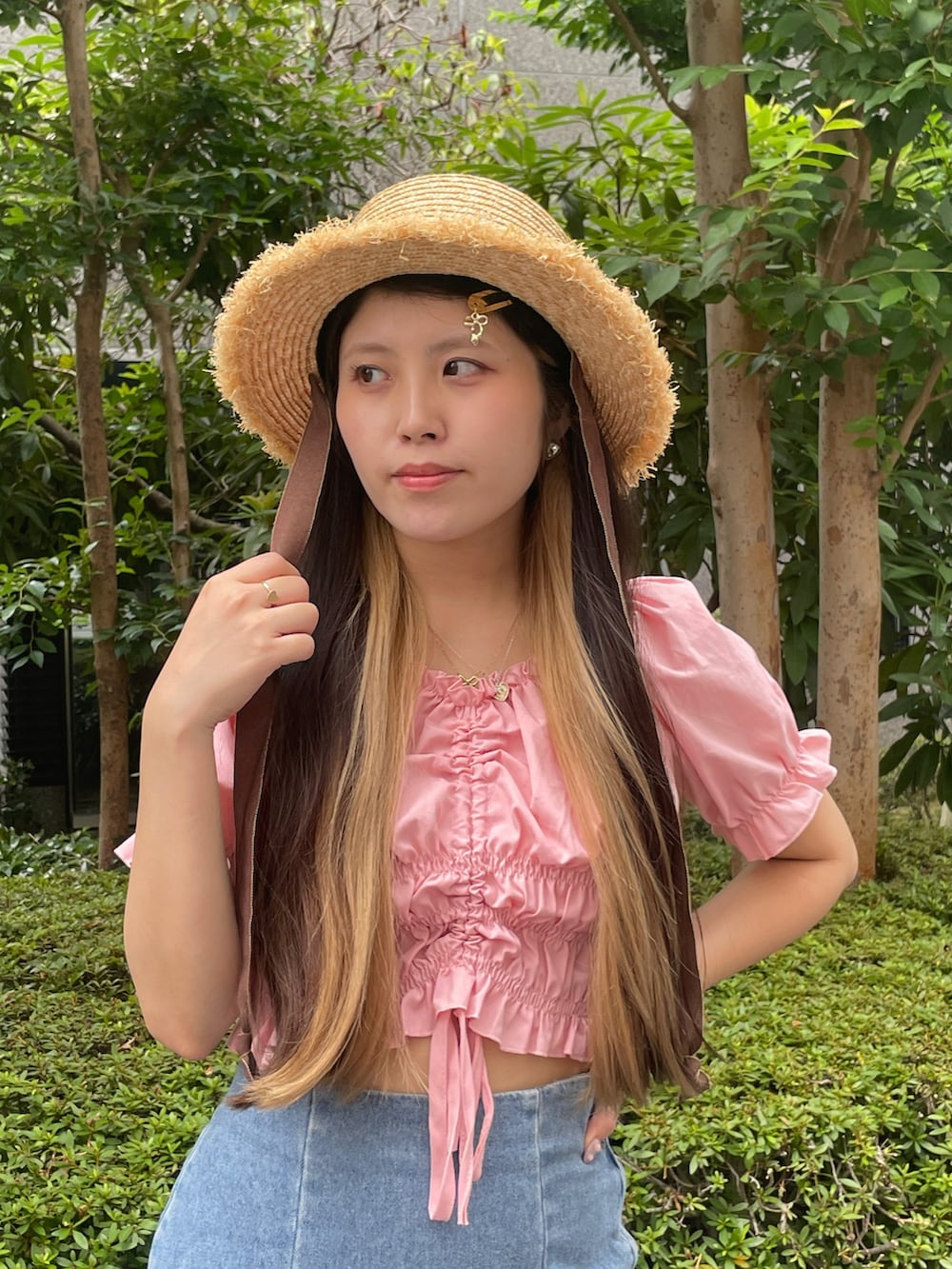 「夏コーデ、フェススタイル、大人かわいい、カジュアルガーリー、麦わら帽子、カンカン帽、ハット、夏、ピンク、ピンクコーデ、サンダル、デニム、デニムスカート、kaorinomori、スカートスタイル」｜「PHILLYの2WAYドロストブラウス（シャツ/ブラウス、ピンク系）」を使った、Marshaさん（レディース・156cm）の夏コーディネートの2枚目の写真