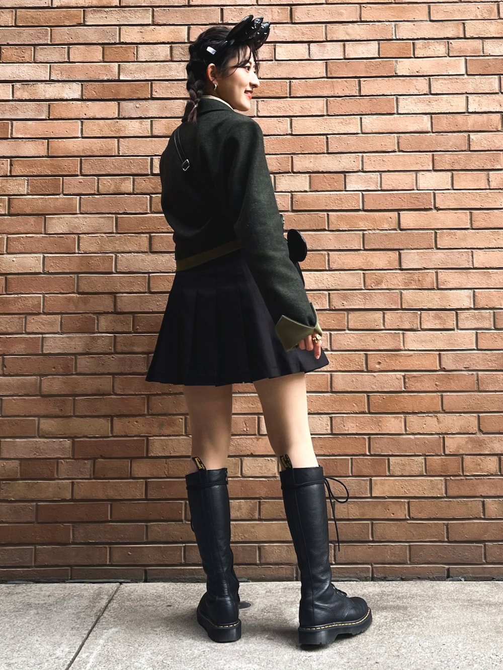 グリーン系のシャツ/ブラウス、グリーン系のテーラードジャケット、ブラック系のスカートを着用したレディースの冬コーディネートの2枚目の写真