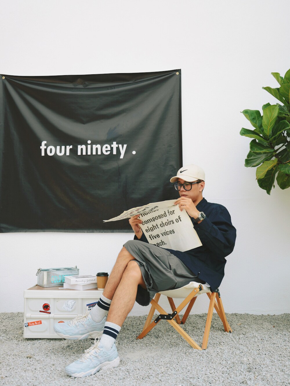 ブルー系のナイロンジャケット、グレー系のカーゴパンツ、グレー系のスニーカーを着用したメンズの春コーディネートの2枚目の写真