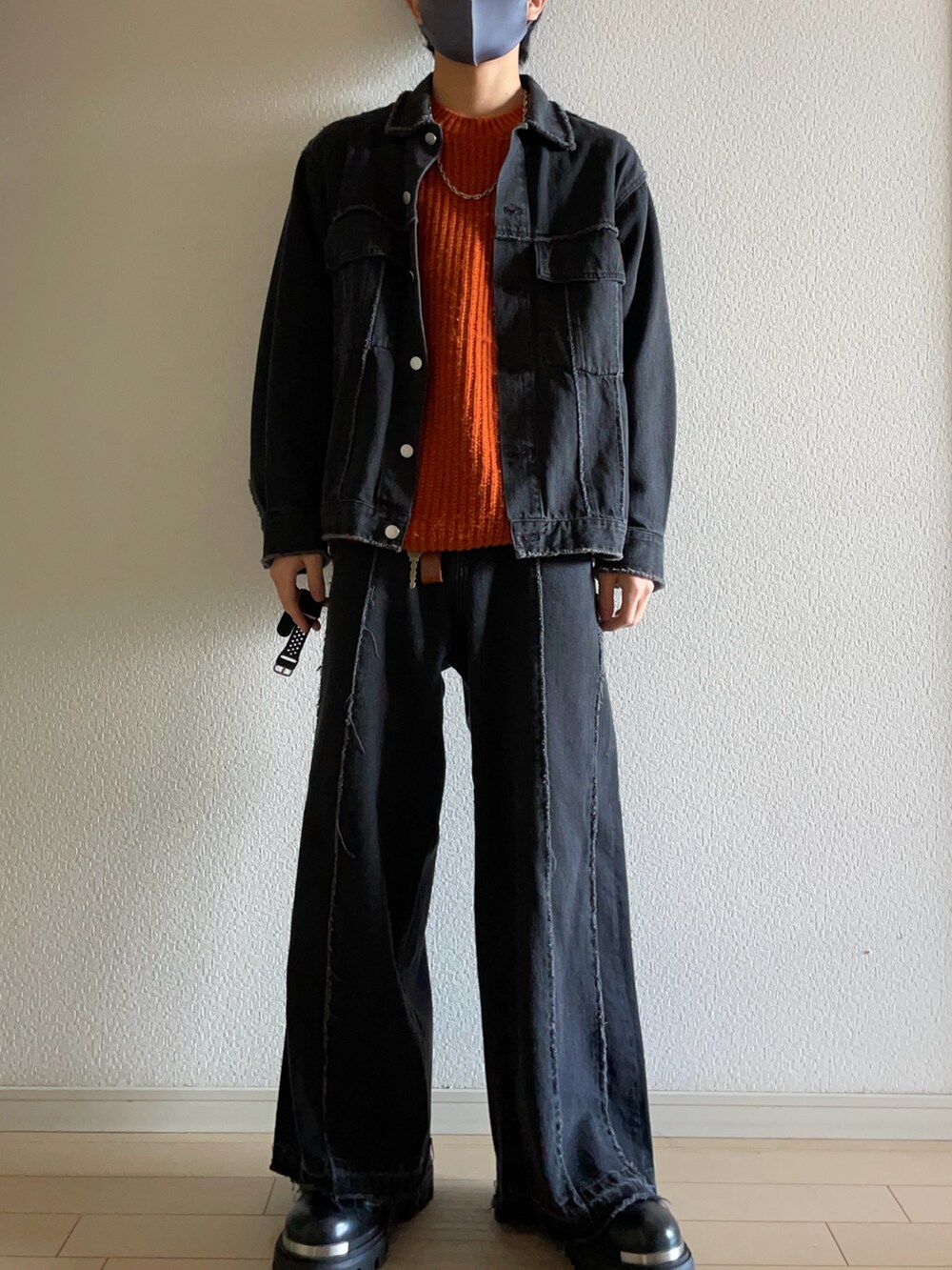 「カジュアルコーデ、大人コーデ、おしゃれさんと繋がりたい、メンズファッション、ビッグシルエット、セットアップ、HARE、GU、ZARA、デニム、ブーツ、休日スタイル」|「HAREのカットオフデザインデニムパンツ(HARE)(デニムパンツ、ブラック系)」を使った、ゆうとさん(メンズ・168cm)の冬コーディネートの2枚目の写真