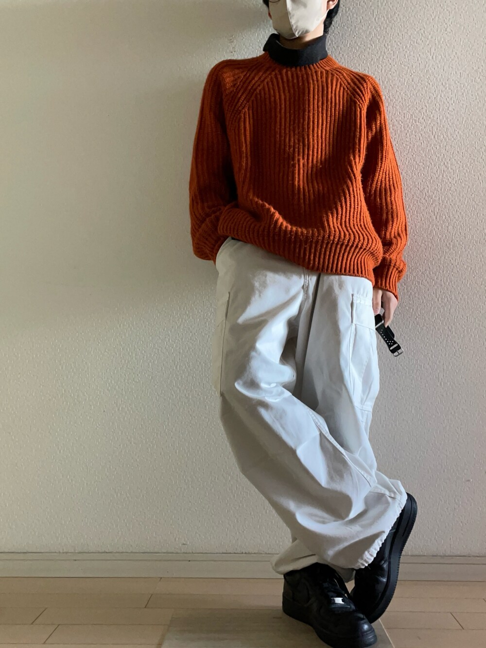 「ファッションを楽しもう、休日コーデ、シンプルコーデ、レイヤードスタイル、スニーカー、GU、プチプラ、ニット、タートルネック、大人カジュアル、カーゴパンツ、低身長」|「LIDNMのアイテム(財布、ブラック系)」を使った、ゆうとさん(メンズ・168cm)の秋コーディネートの2枚目の写真