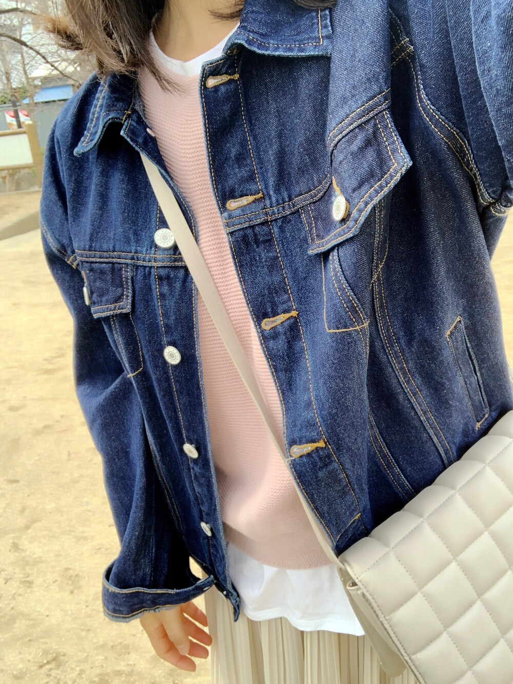 ホワイト系のその他パンツ、ホワイト系のショルダーバッグ、ブラック系のスニーカーを着用したレディースの冬コーディネートの2枚目の写真