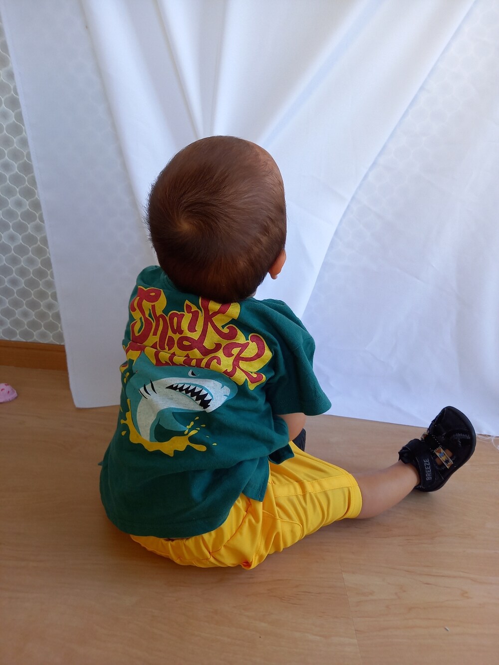 イエロー系のその他パンツ、ブラック系のサンダル、グリーン系のTシャツ/カットソーを着用したキッズの夏コーディネートの4枚目の写真