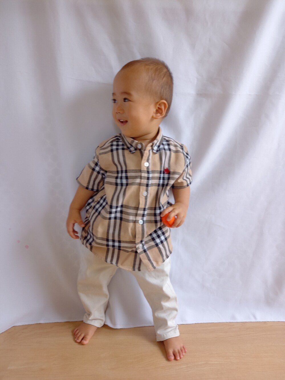 ベージュ系のシャツ/ブラウス、ホワイト系のその他パンツ、その他のその他を着用したキッズの夏コーディネートの2枚目の写真