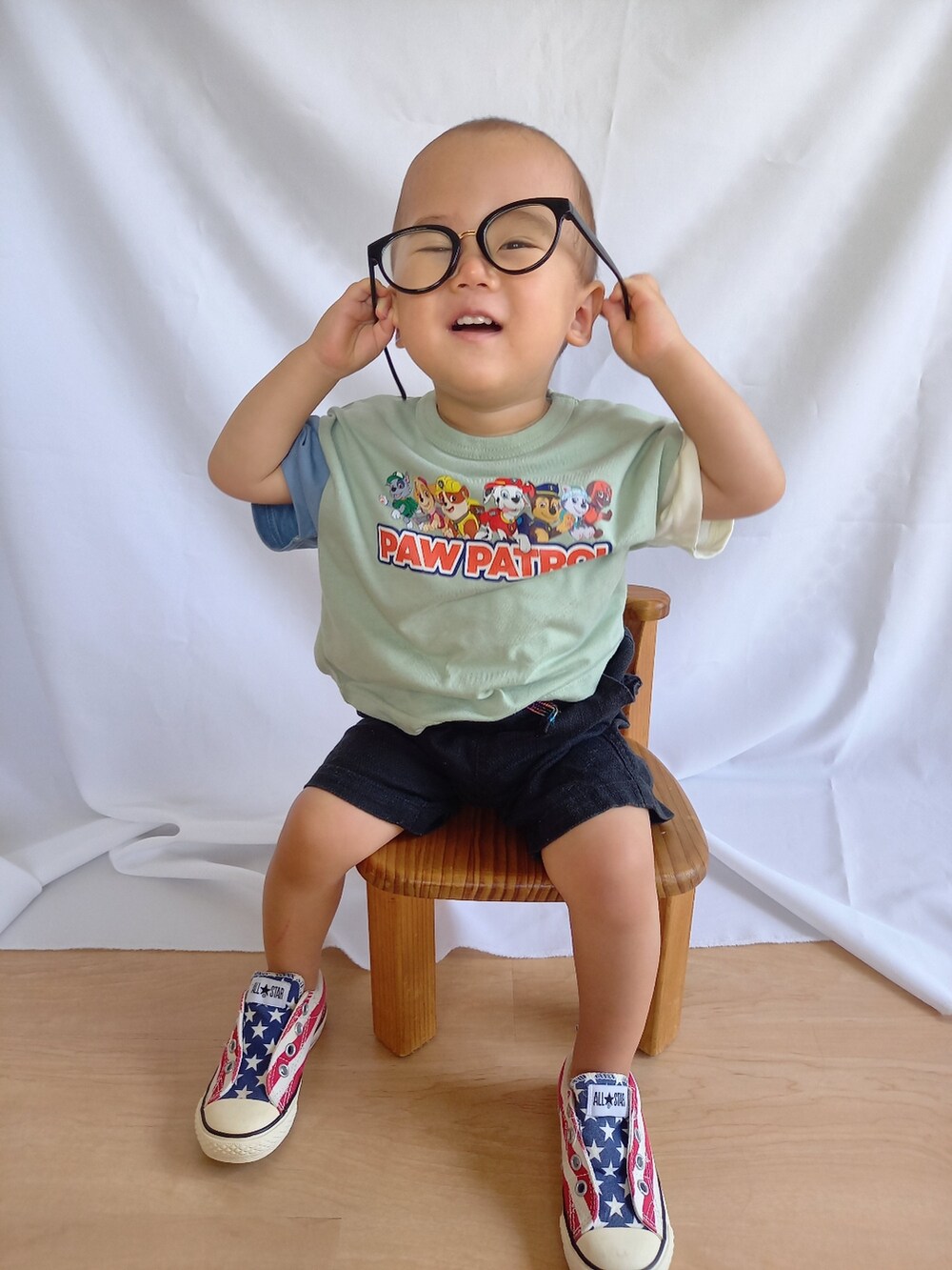 ブラック系のその他パンツ、その他のスニーカー、ブラック系のメガネを着用したキッズの夏コーディネートの3枚目の写真