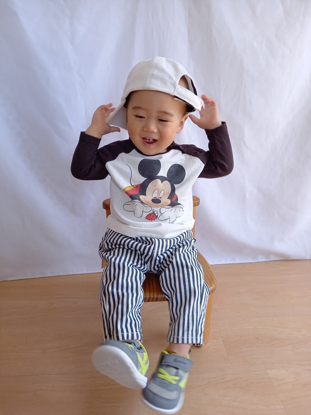 ホワイト系のその他パンツ、グリーン系のスニーカー、ホワイト系のTシャツ/カットソーを着用したキッズの春コーディネートの2枚目の写真