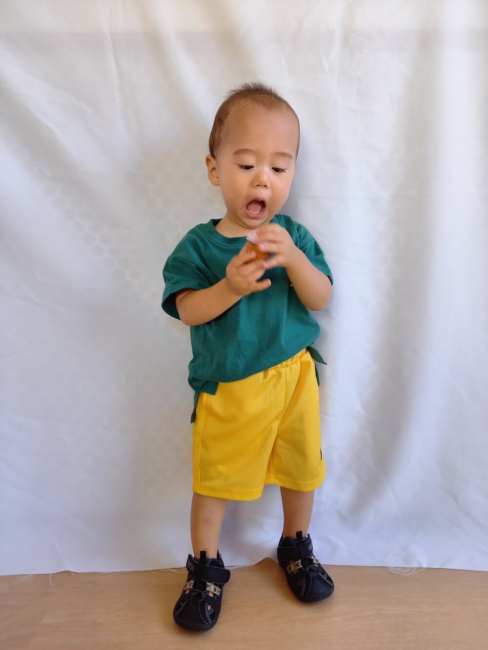 イエロー系のその他パンツ、ブラック系のサンダル、グリーン系のTシャツ/カットソーを着用したキッズの夏コーディネートの2枚目の写真