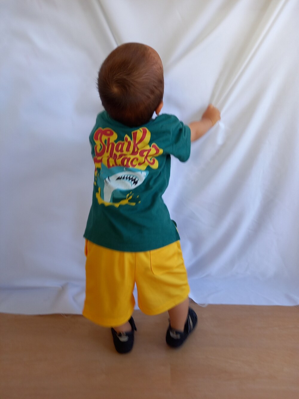 イエロー系のその他パンツ、ブラック系のサンダル、グリーン系のTシャツ/カットソーを着用したキッズの夏コーディネートの3枚目の写真