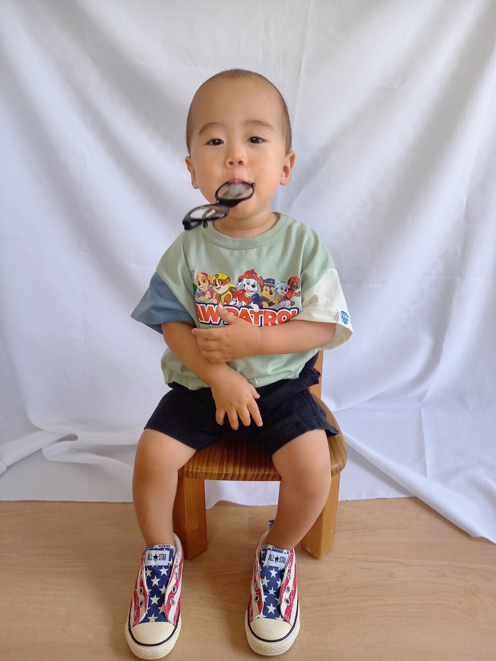 ブラック系のその他パンツ、その他のスニーカー、ブラック系のメガネを着用したキッズの夏コーディネートの2枚目の写真