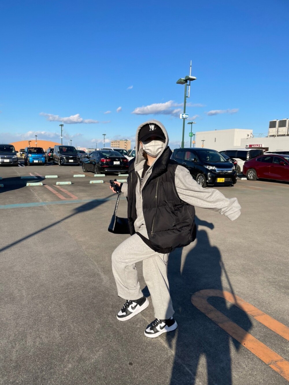グレー系のトップス、ブラック系のスニーカー、グレー系のパンツを着用したレディースの冬コーディネートの2枚目の写真