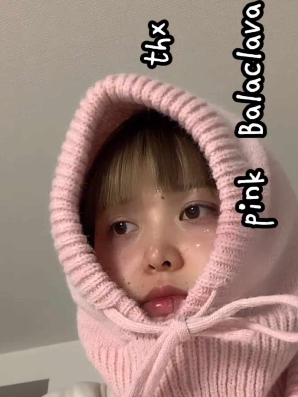 ピンク系の帽子を着用したレディースの春コーディネートの2枚目の写真