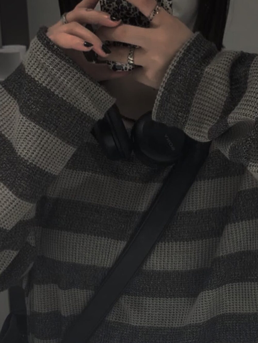 グリーン系のカーゴパンツを着用したレディースの夏コーディネートの2枚目の写真