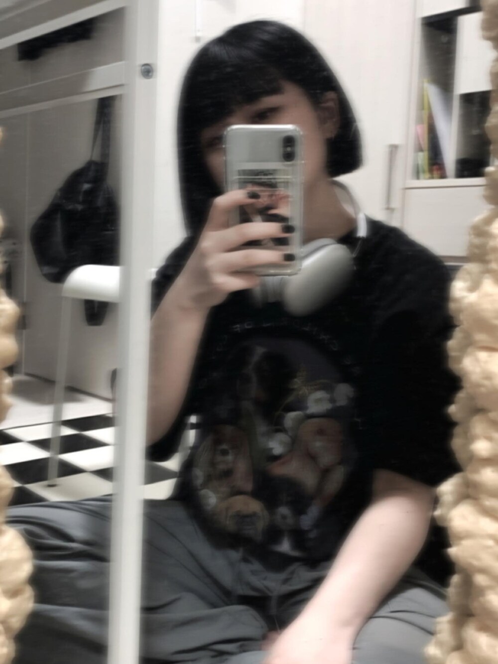 ブラック系のTシャツ/カットソーを着用したレディースの夏コーディネートの2枚目の写真