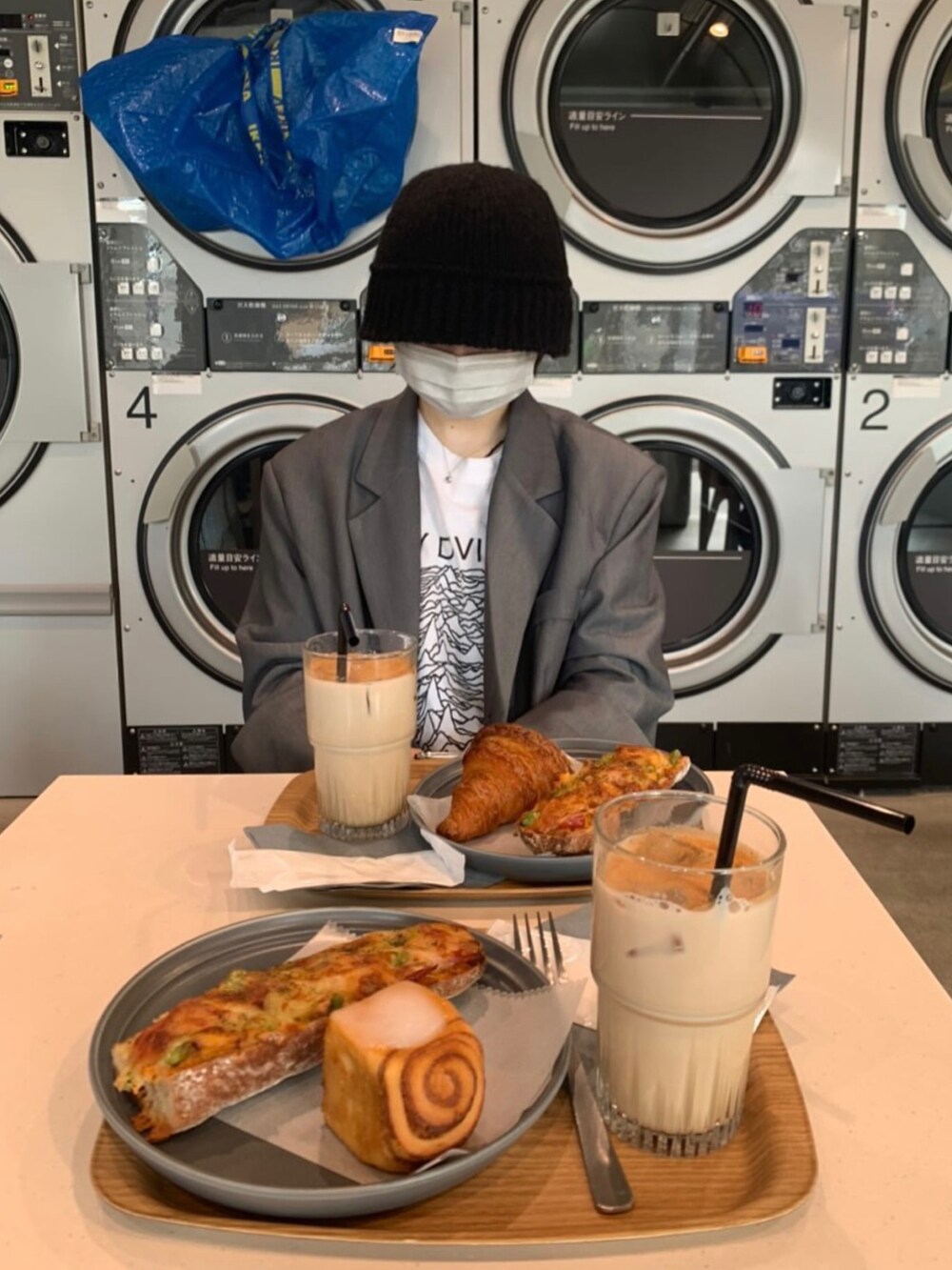 グレー系のジャケット/アウターを着用したレディースの冬コーディネートの2枚目の写真