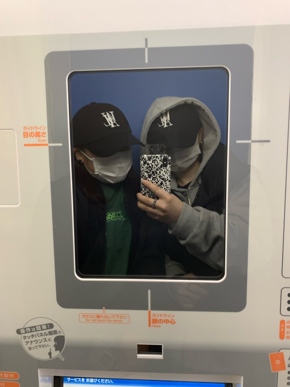 グレー系のスウェットパンツ、ブラック系のスニーカー、ブラック系のキャップを着用したレディースの春コーディネートの2枚目の写真