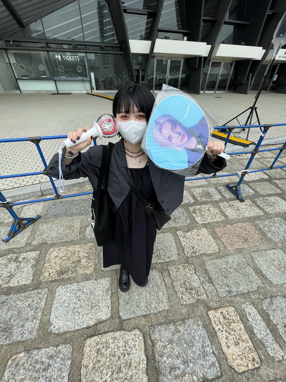 ブラック系のトートバッグ、ブラック系のブーツ、グレー系のジャケット/アウターを着用したレディースの夏コーディネートの4枚目の写真