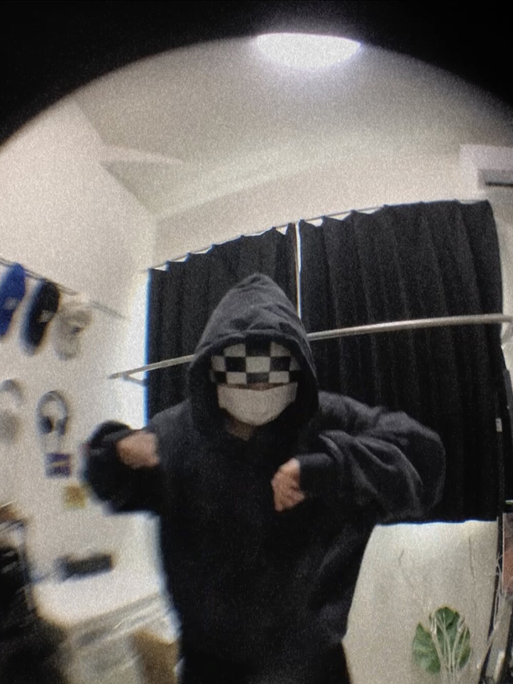 ブラック系のスウェット、ブラック系のニットキャップ/ビーニーを着用したレディースの春コーディネートの4枚目の写真