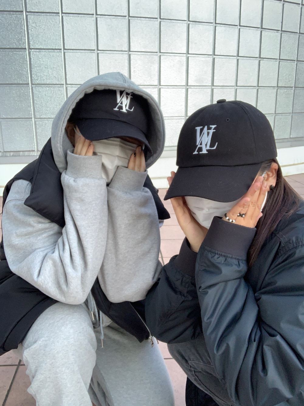 グレー系のスウェットパンツ、ブラック系のスニーカー、ブラック系のキャップを着用したレディースの春コーディネートの4枚目の写真