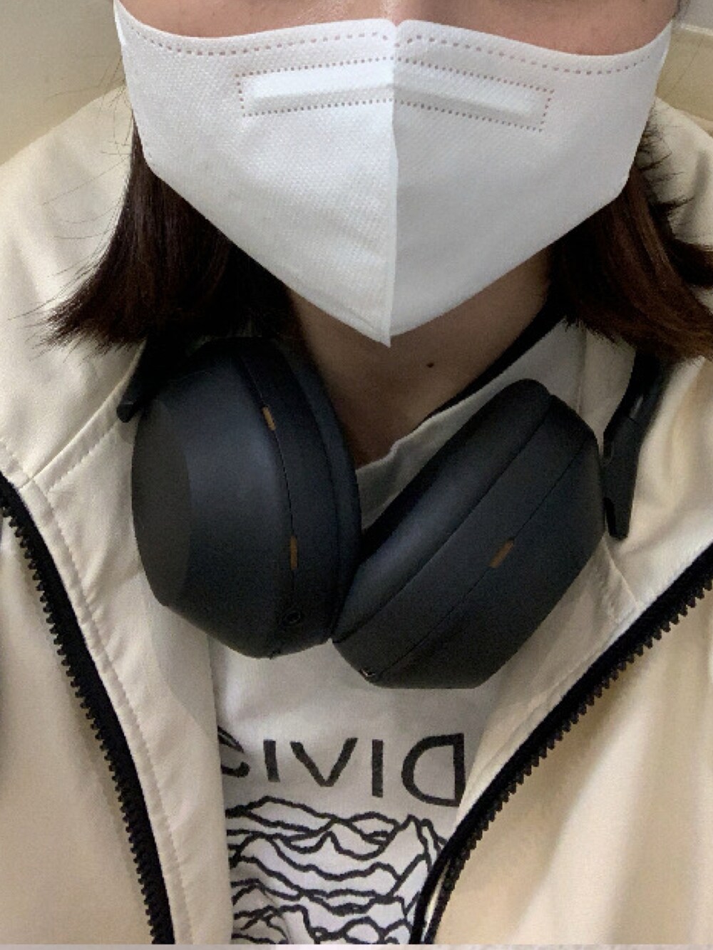 ホワイト系のジャケット/アウターを着用したレディースの秋コーディネートの2枚目の写真