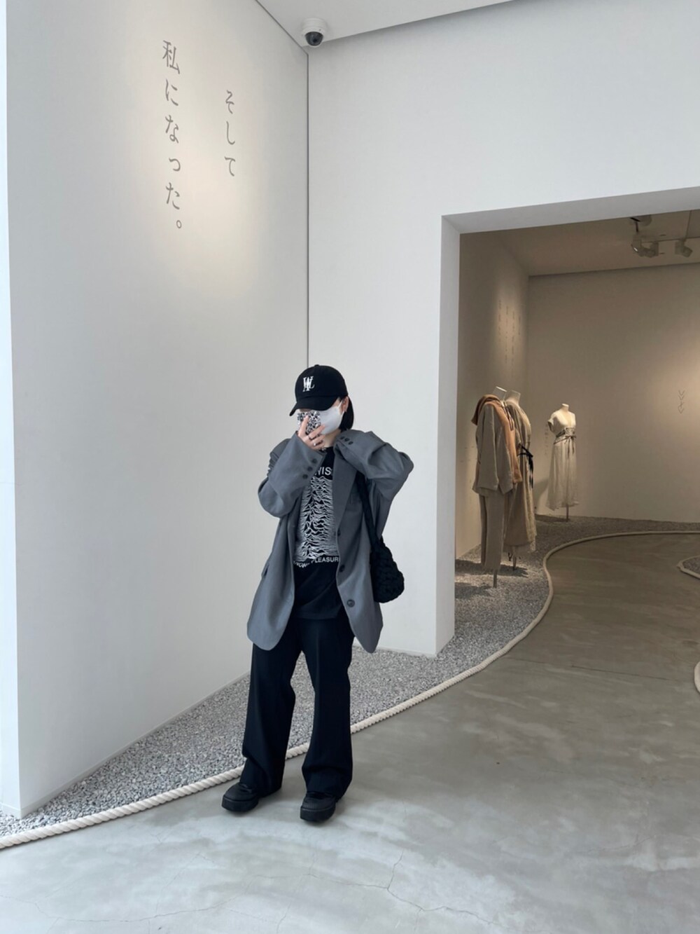 グレー系のジャケット/アウター、ブラック系のバッグ、ブラック系のキャップを着用したレディースの春コーディネートの3枚目の写真