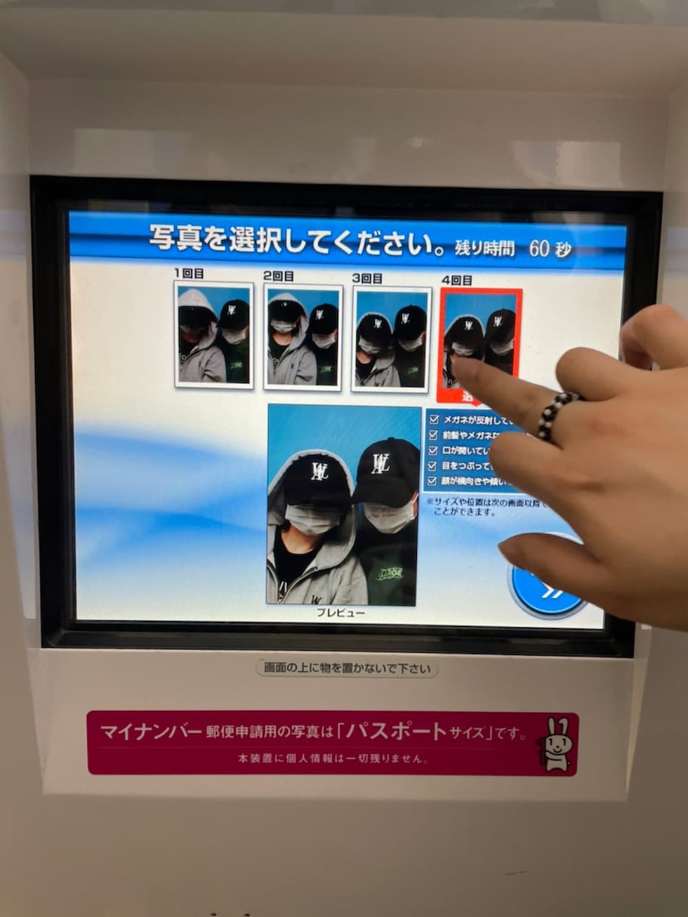 グレー系のスウェットパンツ、ブラック系のスニーカー、ブラック系のキャップを着用したレディースの春コーディネートの3枚目の写真