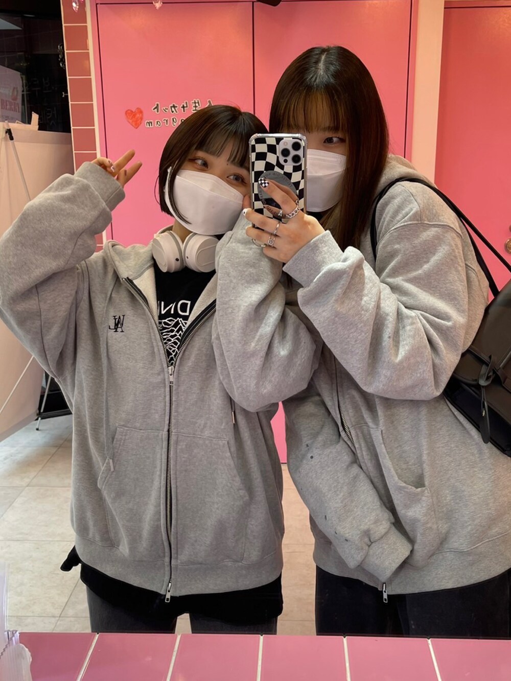 グレー系のパーカーを着用したレディースの春コーディネートの3枚目の写真