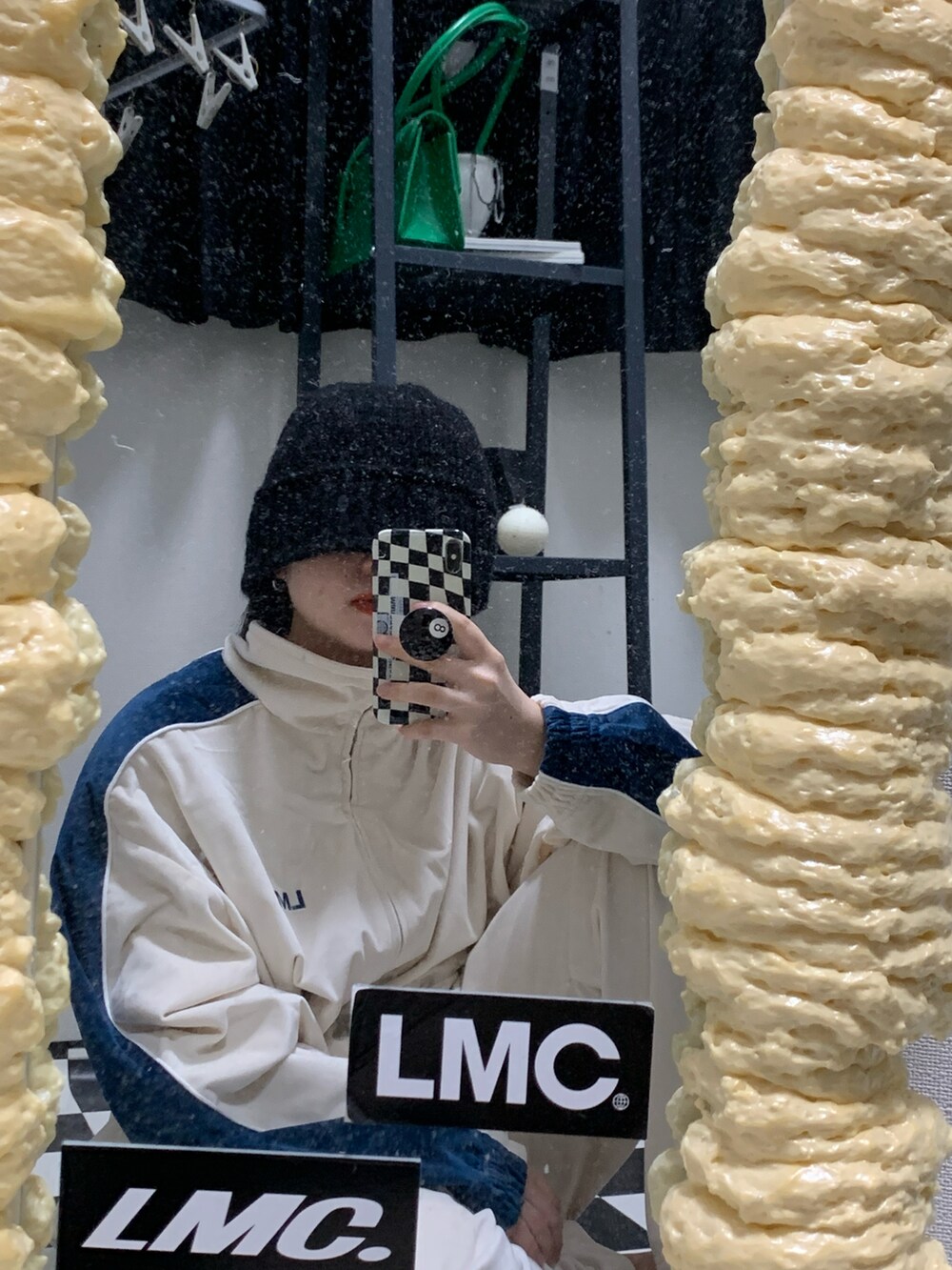 ホワイト系のトップスを着用したレディースの春コーディネートの3枚目の写真