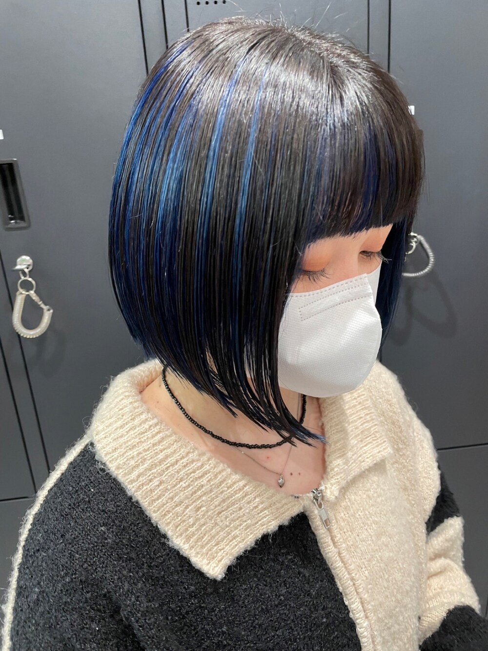 ブラック系のジャケット/アウターを着用したレディースの春コーディネートの2枚目の写真