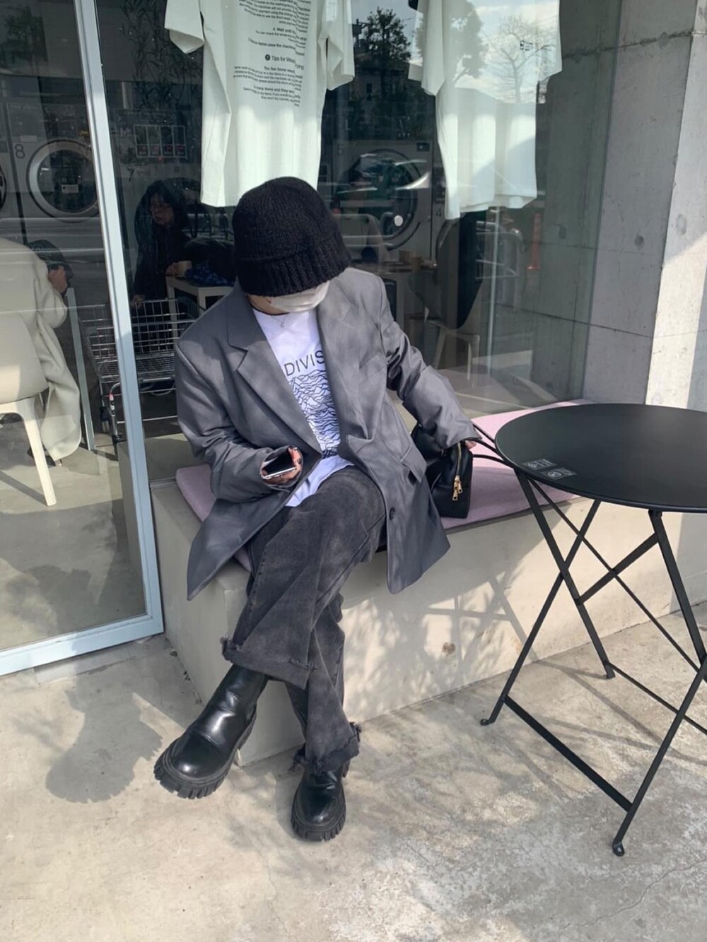 グレー系のジャケット/アウターを着用したレディースの冬コーディネートの3枚目の写真