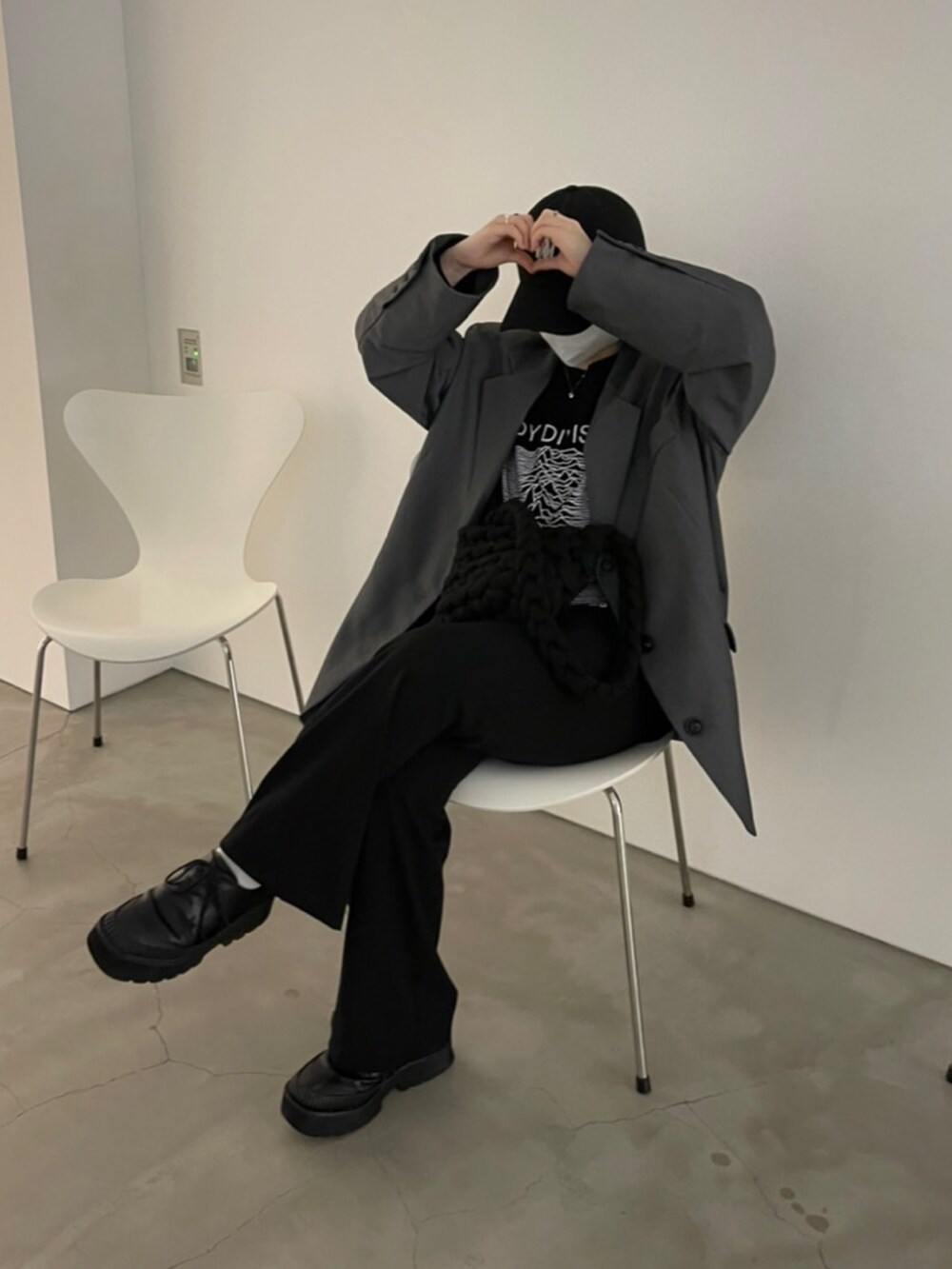 グレー系のジャケット/アウター、ブラック系のバッグ、ブラック系のキャップを着用したレディースの春コーディネートの2枚目の写真