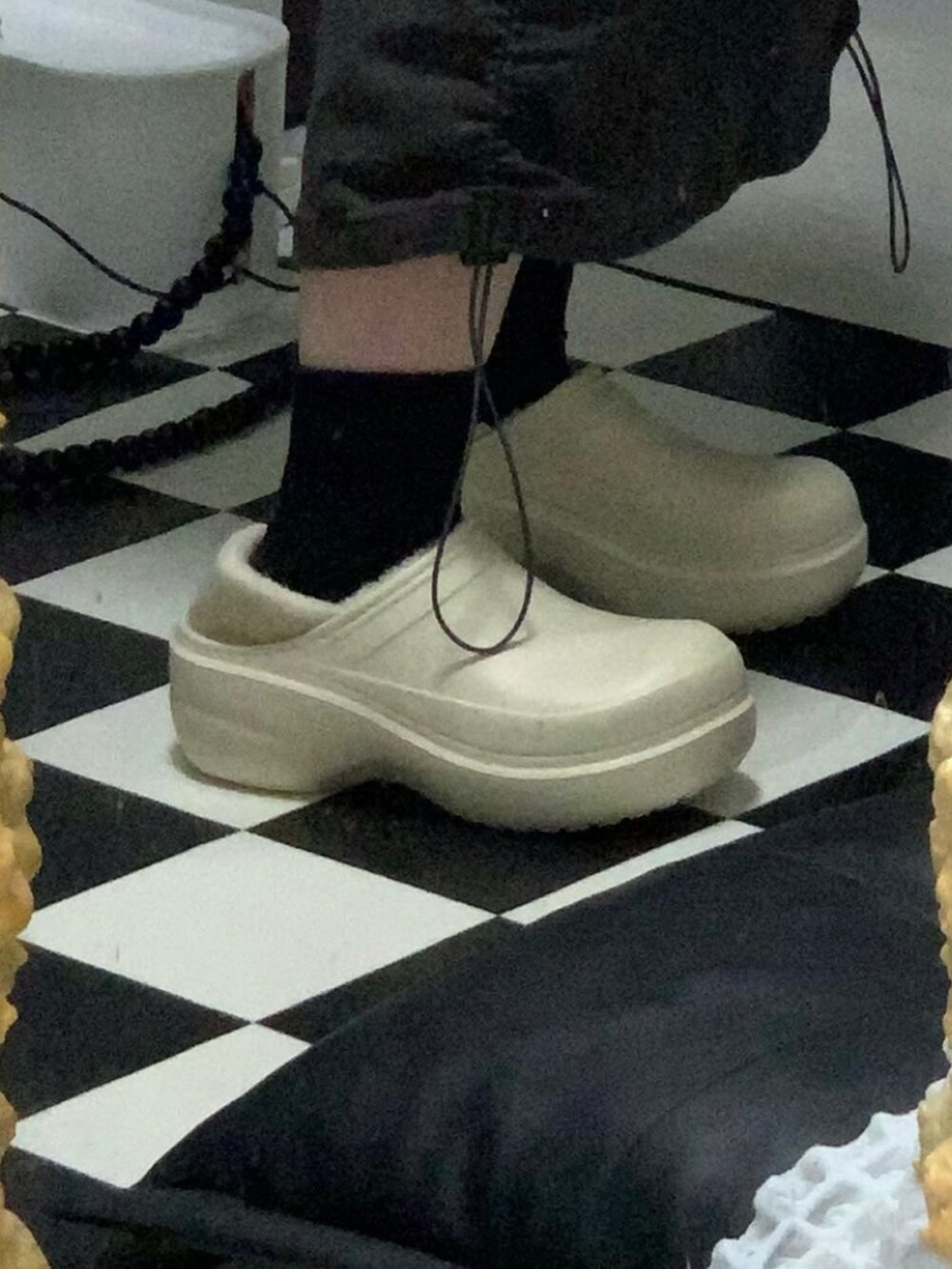 グレー系のニット/セーター、グレー系のスカートを着用したレディースの冬コーディネートの3枚目の写真