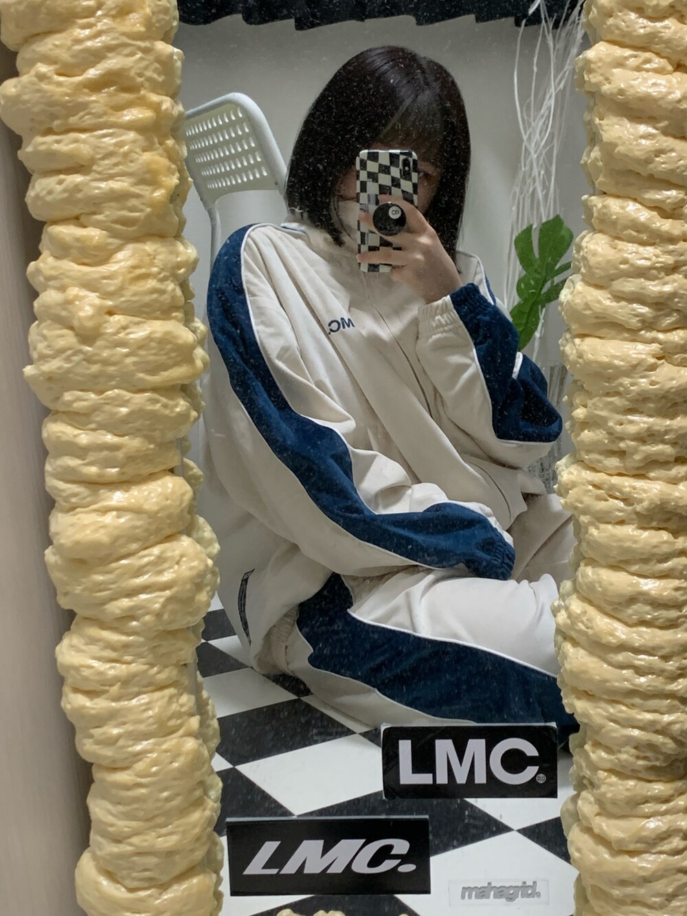 ホワイト系のトップスを着用したレディースの春コーディネートの2枚目の写真