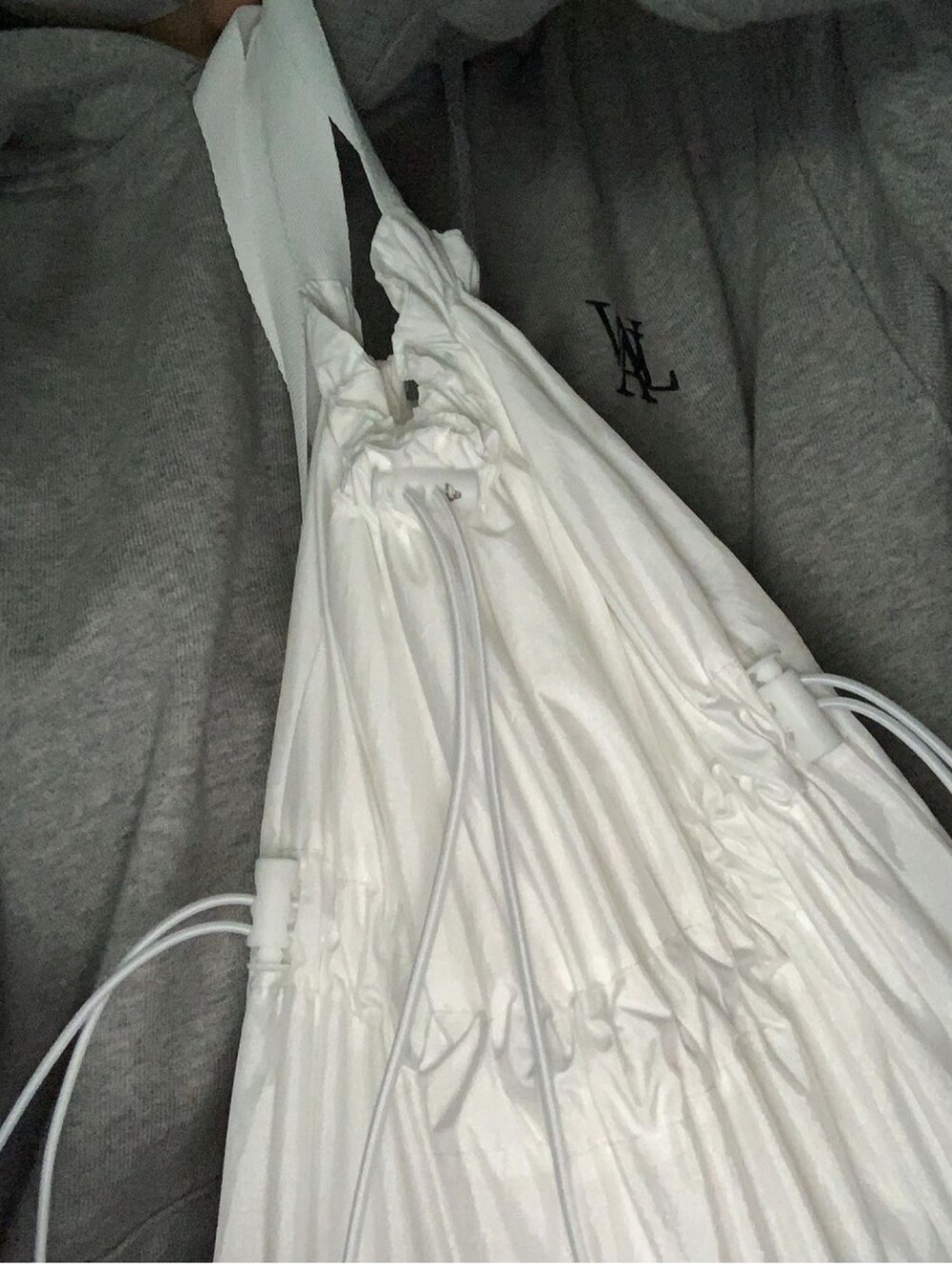 グレー系のバッグ、ホワイト系のバッグ、グレー系のトップスを着用したレディースの冬コーディネートの3枚目の写真