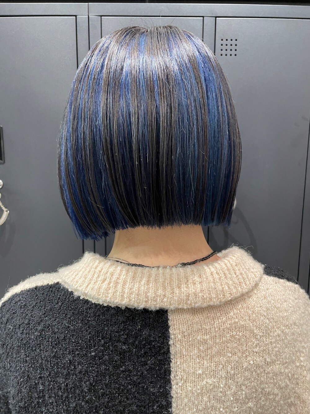 ブラック系のジャケット/アウターを着用したレディースの春コーディネートの3枚目の写真