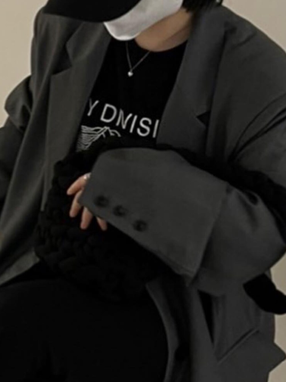 グレー系のジャケット/アウター、ブラック系のバッグ、ブラック系のキャップを着用したレディースの春コーディネートの4枚目の写真