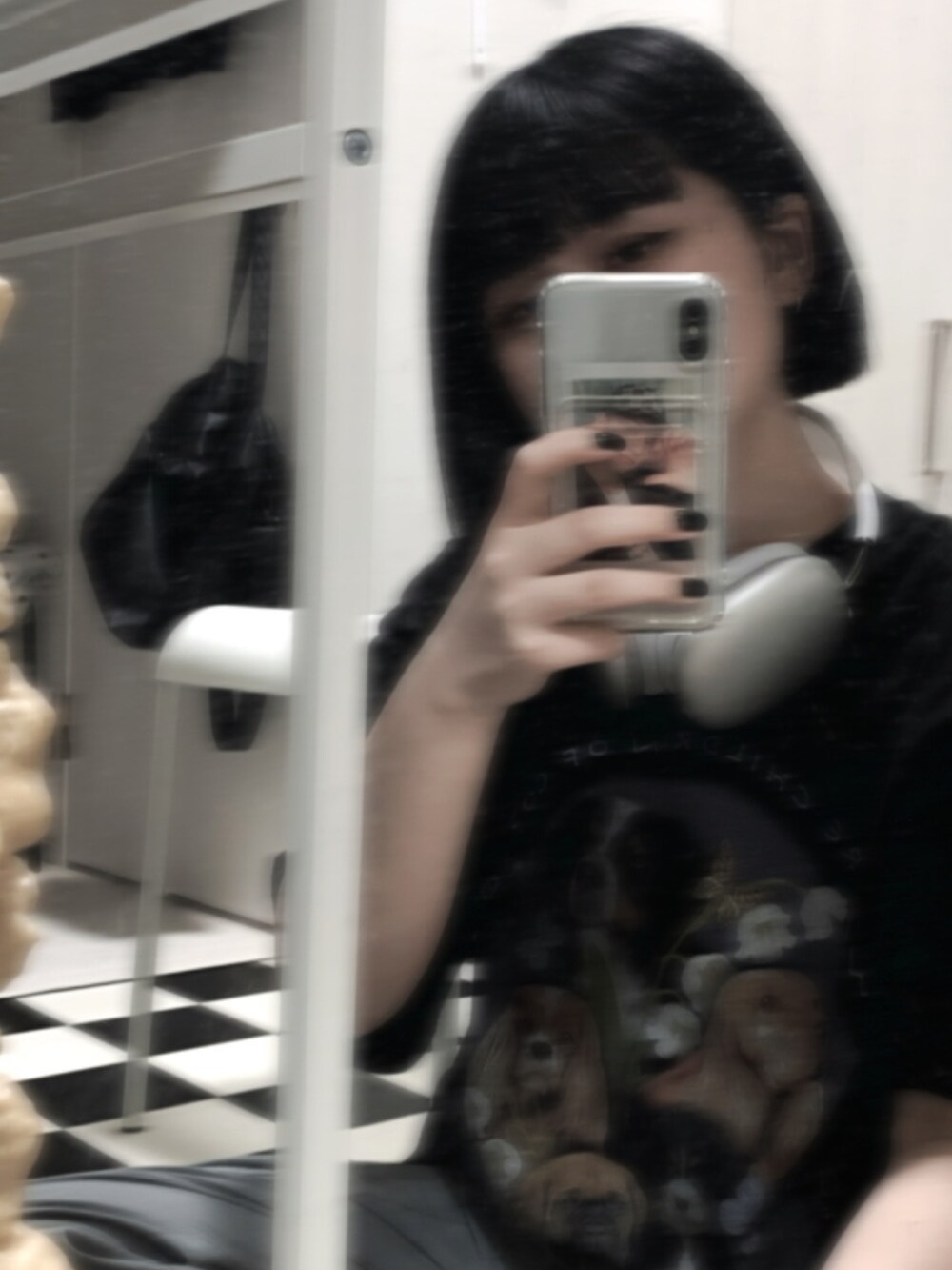 ブラック系のキャップを着用したレディースの夏コーディネートの3枚目の写真