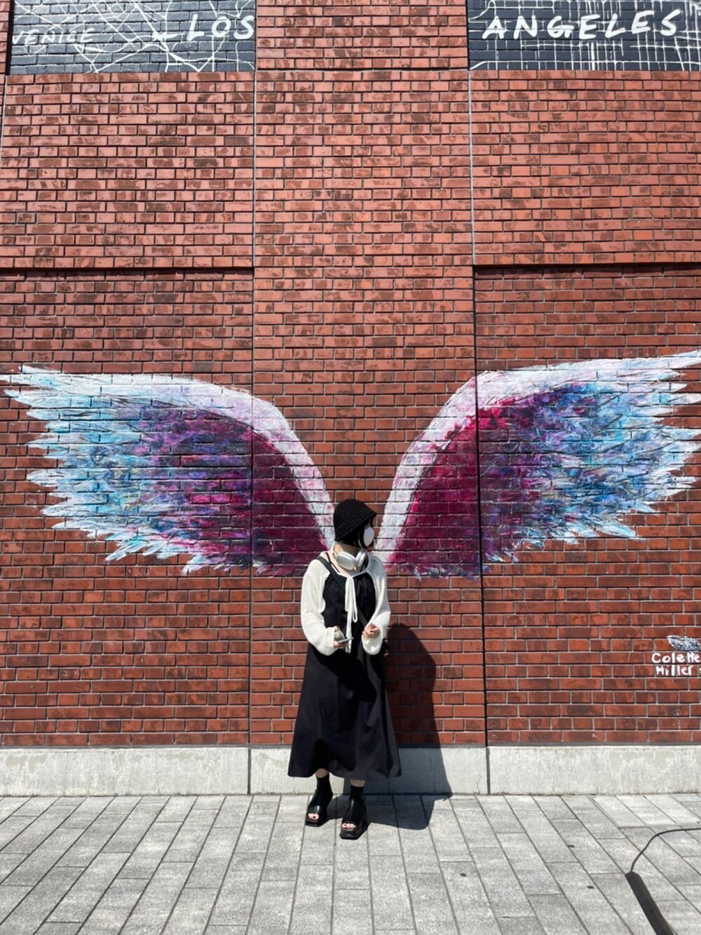 ブラック系のサンダル、ブラック系のワンピース、ホワイト系のトップスを着用したレディースの夏コーディネートの4枚目の写真