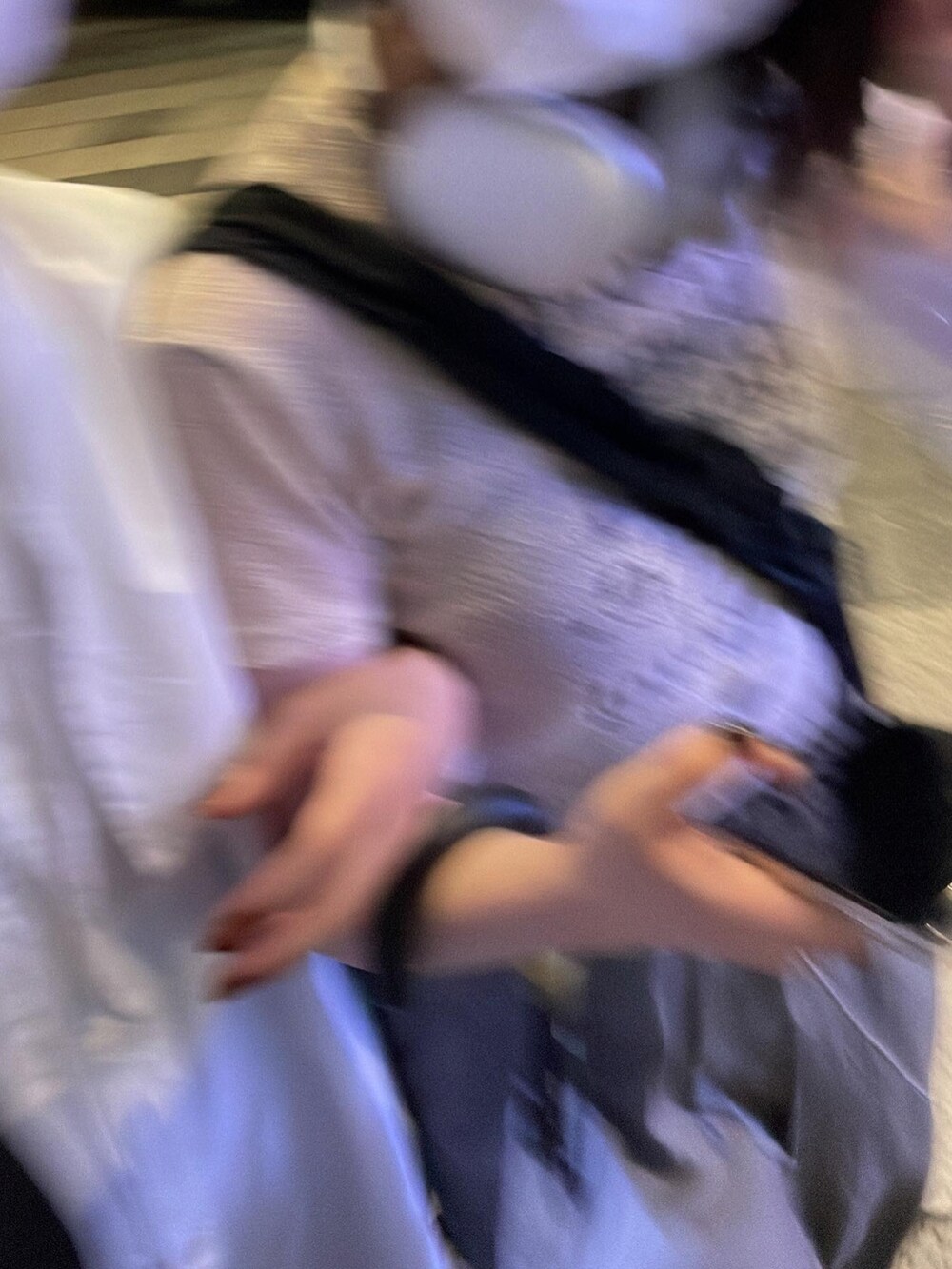 ベージュ系のトップスを着用したレディースの秋コーディネートの2枚目の写真