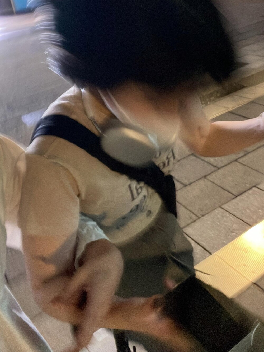 ベージュ系のトップスを着用したレディースの秋コーディネートの3枚目の写真
