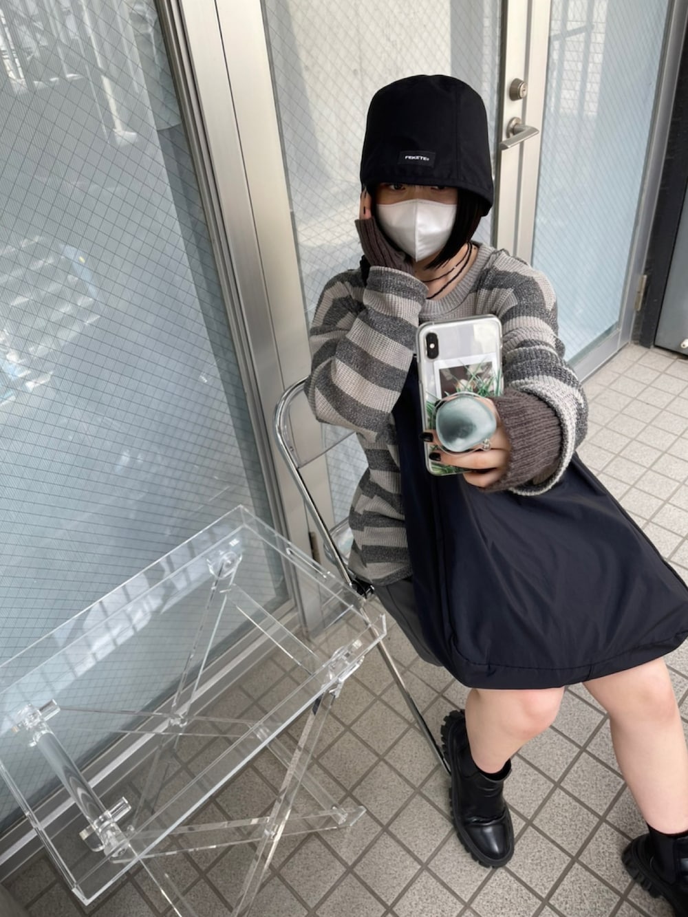 ベージュ系のトップス、ブラック系のハットを着用したレディースの夏コーディネートの4枚目の写真