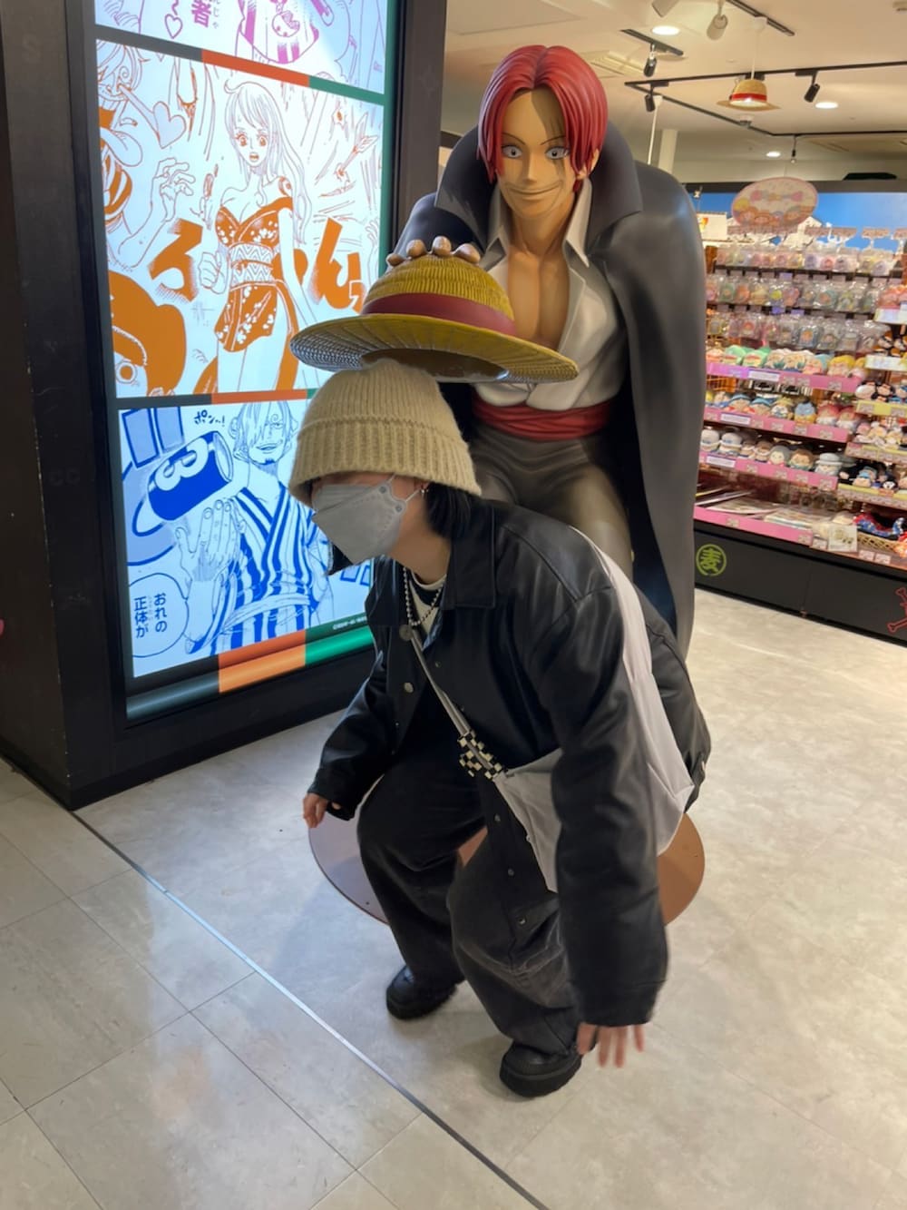 グレー系のショルダーバッグ、ブラック系のジャケット/アウター、ブラック系のデニムパンツを着用したレディースの春コーディネートの2枚目の写真