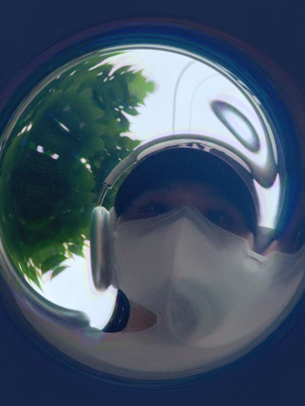 ブラック系のキャップを着用したレディースの夏コーディネートの2枚目の写真