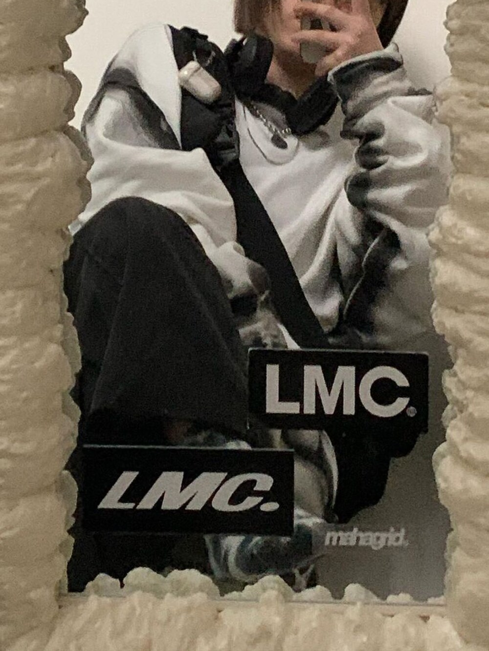 ホワイト系のスウェット、シルバー系のネックレス、その他の財布/小物を着用したレディースの秋コーディネートの2枚目の写真