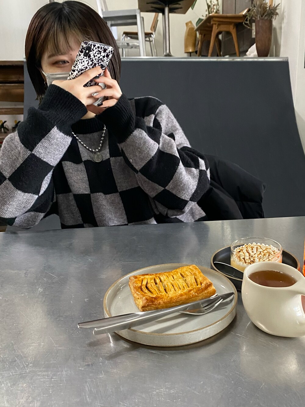ブラック系のニット/セーターを着用したレディースの冬コーディネートの2枚目の写真